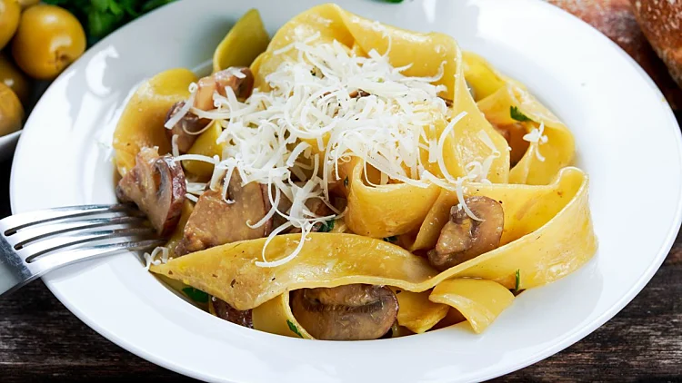 פסטה פפרדלה עם רוטב פטריות מוקרם