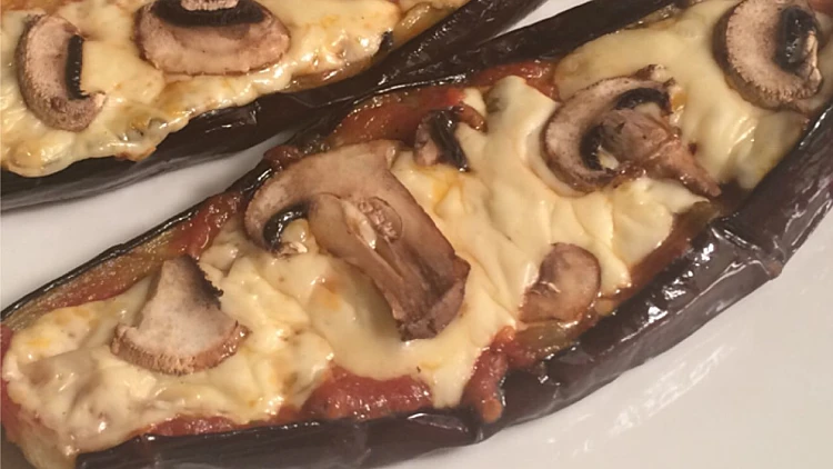 מתכון לפיצה חציל שאי אפשר להפסיק לאכול | רשת 13