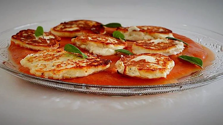 לביבות ריקוטה על רוטב עגבניות שרופות