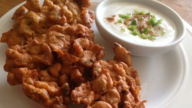 באג'י- לביבות בצל וקמח חומוס