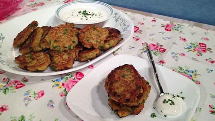 לביבות תפוחי אדמה, קוסקוס ואפונה בסגנון הודי