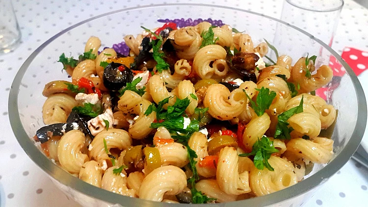 סלט פסטה חלולה ים תיכונית | רשת 13