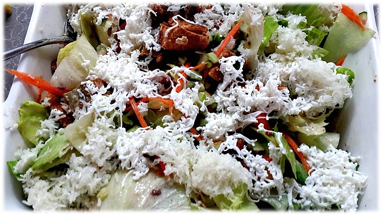 סלט ירקות עם קרוטונים וגבינות מגוררות | רשת 13