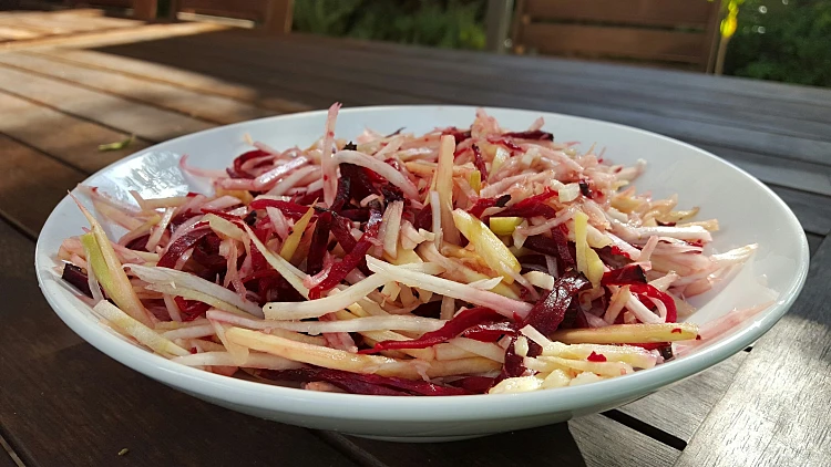 סלט טרי טרי, קולורבי גזר לבן וסלק | רשת 13