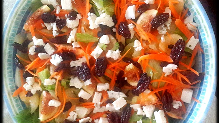 סלט צרפתי עם חסה אמריקאית, פירות וגבינת רוקפור | רשת 13