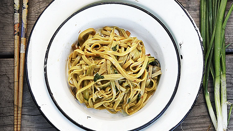 סלט פסטה קר בסגנון אסייתי | רשת 13