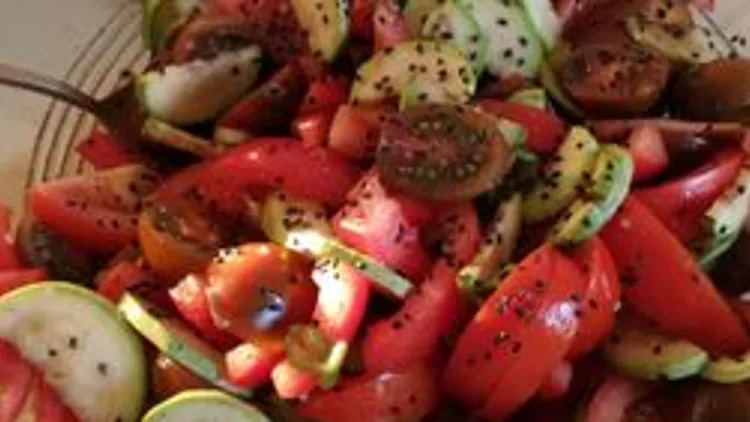 סלט עגבניות וקישואים חיים | רשת 13