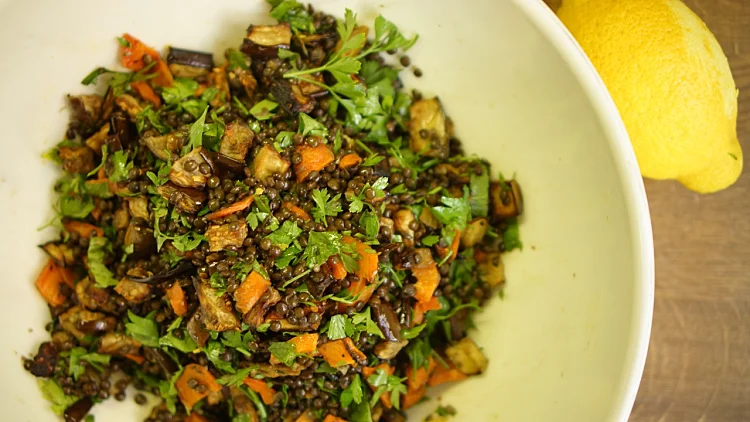 סלט עדשים שחורות עם גזר וחציל | רשת 13