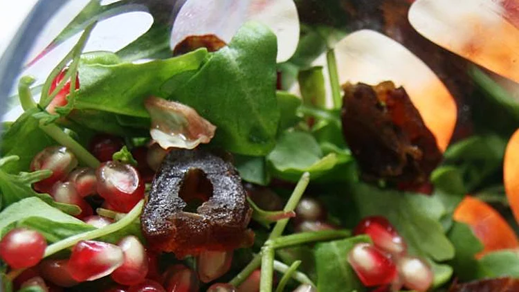 סלט ירוק עם רימונים ותמרים