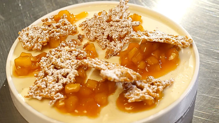 פנקוטה של שוקולד לבן עם קומפוט תפוחים וקרמבל יבש