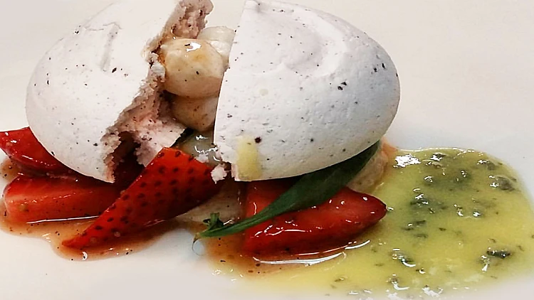 קרם סולת וקומפוט תותים ומרנג סוכר