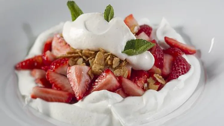 הפינוק של הסופ"ש: תותים עם קצפת וניל ושקדים מקורמלים