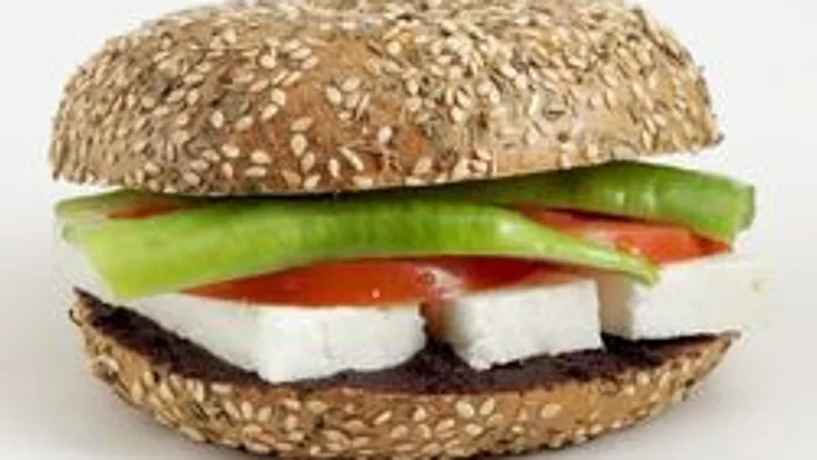 כריך גבינת שקדים, עגבניות מיובשות ובזיליקום | רשת 13