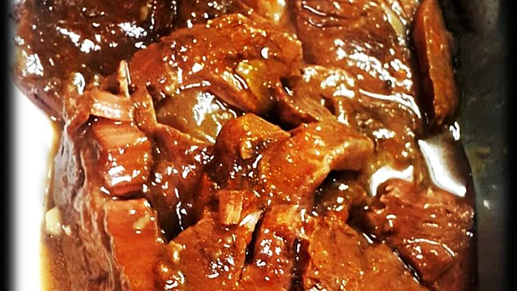 צלי בקר עם ירקות שורש ויין | רשת 13