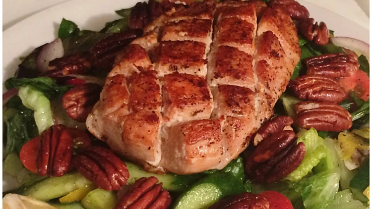 חזה עוף עם סלט ירקות בנוסח צרפתי ופקאנים | רשת 13