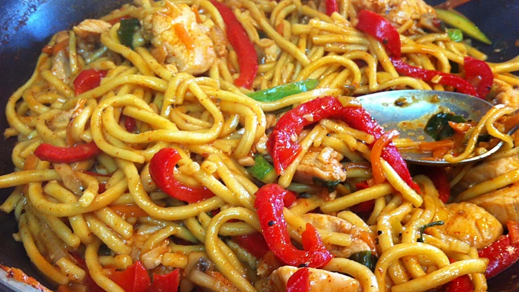 נודלס מוקפץ עם חזה עוף וירקות | רשת 13