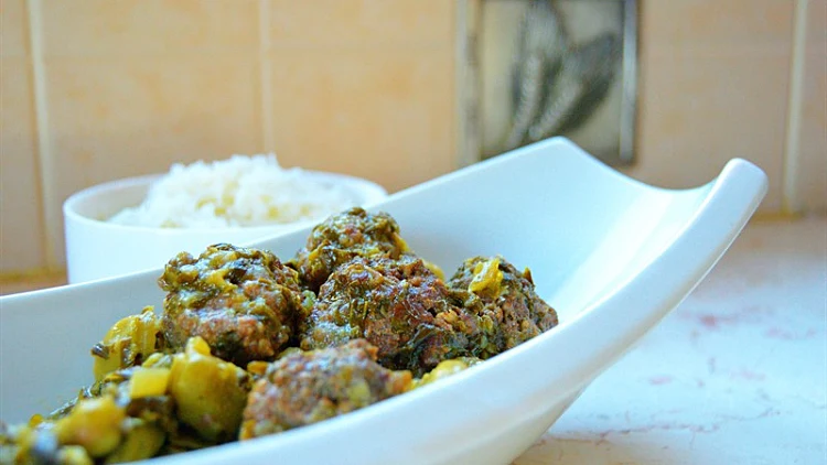 קציצות בשר ופול ירוק ברוטב מנגולד וכרישה | רשת 13