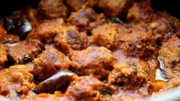 כדורי בשר ברוטב חצילים ועגבניות חריף | רשת 13