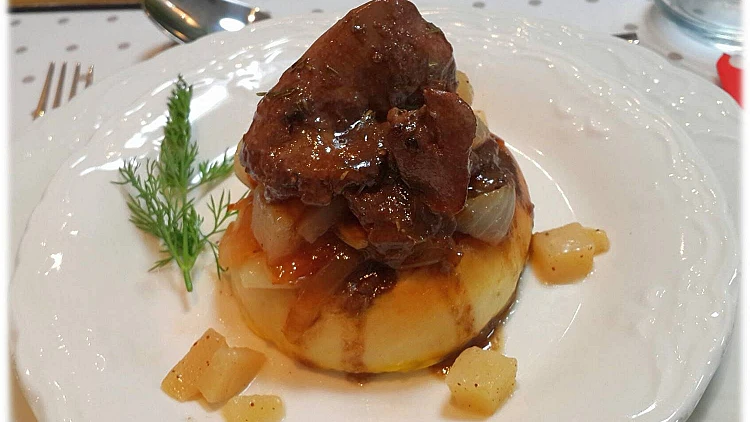 כבדי עוף וצ'טני אגסים על מאפה קלוי | רשת 13