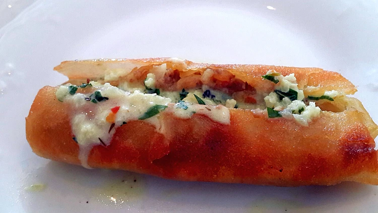 גלילת בצק במילוי ירקות ובשר עם רוטב חמאת שום | רשת 13