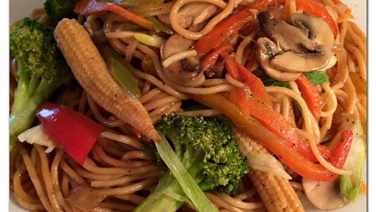 פסטה מוקפצת עם ירקות בנוסח סיני | רשת 13