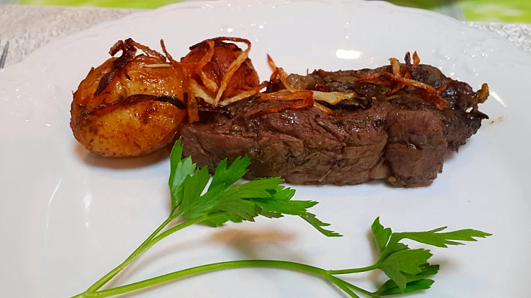 נתחי אנטריקוט עם תפוחי אדמה אפויים | רשת 13