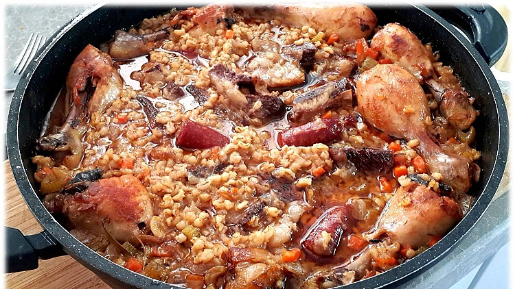 קדירת גריסים עם ירקות שורש, שוקי עוף ובשר בקר | רשת 13