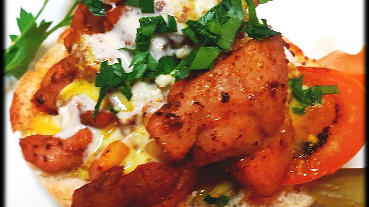 נתחי פרגיות וירקות צלויים על חצי פיתה | רשת 13