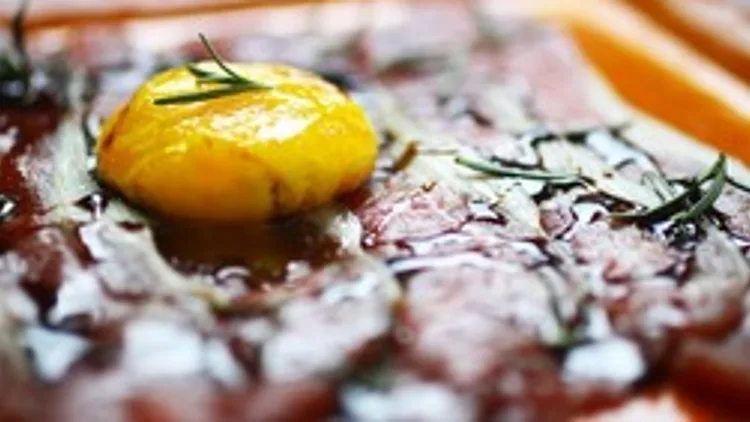 סינטה כבושה, עם ביצה עלומה וזריזה ורוטב בלסמי מצומצם. | רשת 13