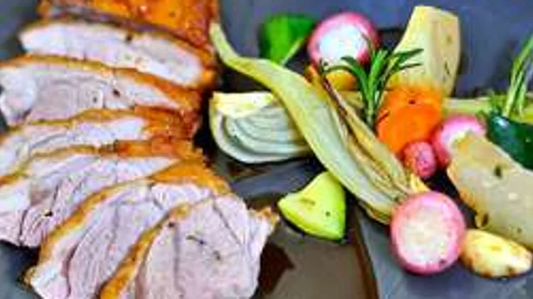 חזה עוף צרוב במחבת מוגש על מצע של שומר ועלי מנגולד | רשת 13