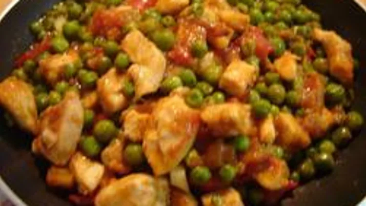 חזה עוף עגבניות ואפונה ברוטב מתקתק | רשת 13