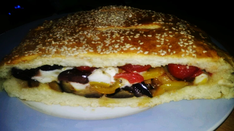 מאפה במילוי חצילים, פלפלים, זיתם וגבינה | רשת 13