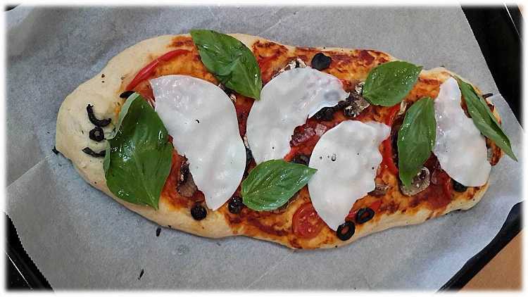 פוקאצ'ה עם פטריות, גבינות ועלי בזיליקום | רשת 13