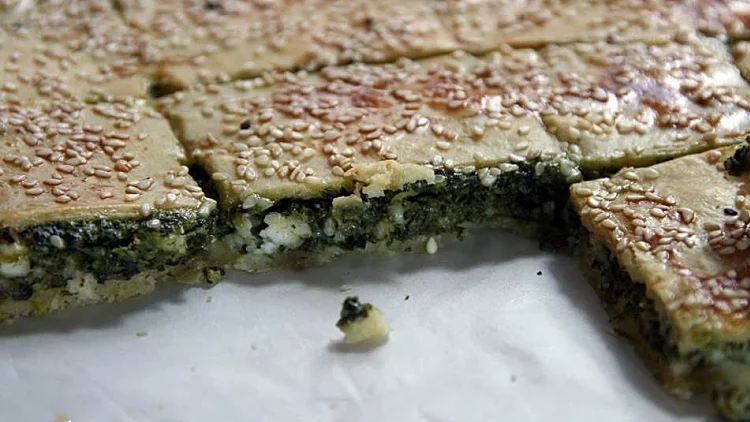 מאפה תרד מבצק פריך עם גבינה בולגרית | רשת 13