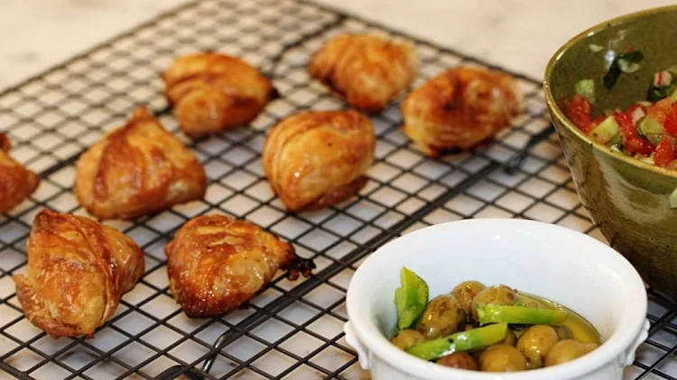 בורקסים אגדיים של אמא של שבי | רשת 13