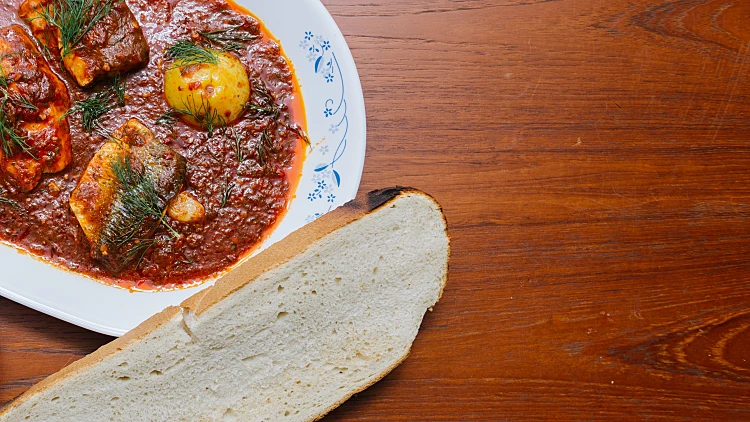 פילה דג ברוטב עגבניות של שבת, חלה חמה וטחינה קרה של שגב משה