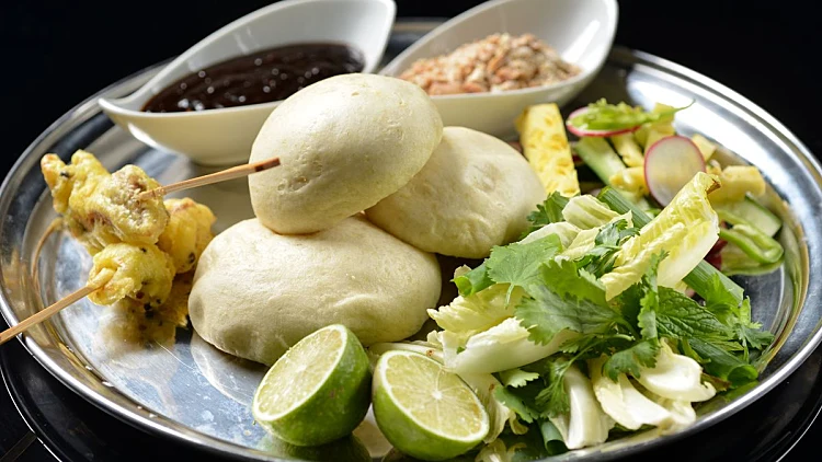 באן עם שיפודי דניס בטמפורה קוקוס, רוטב תמרינדי וירקות פריכים / סבינה ולדמן