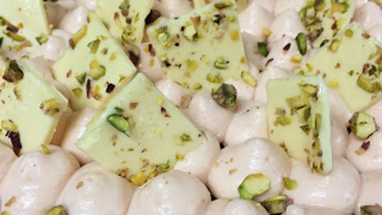 עוגת פיסטוק, תות ושוקולד לבן