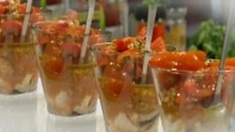 פילה דג ים מכוסה בסלט עגבניות ומנטה