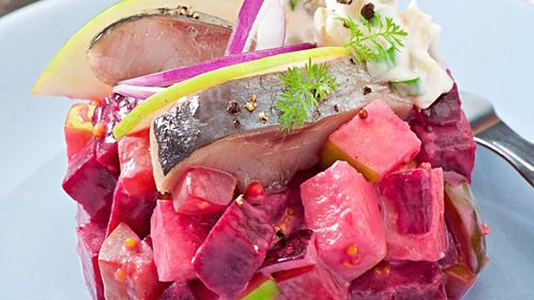 דג צלוי עם סלסת זיתי קלמטה ובייבי סלק