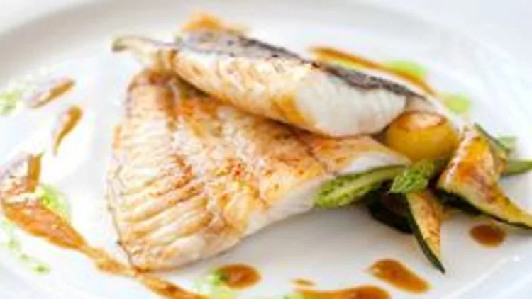 דג ברוטב חצילים וטחינה