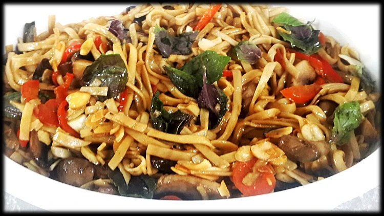 אטריות ביצים עם ירקות מוקפצים | רשת 13