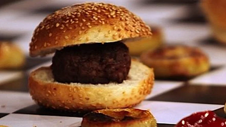 בייבי המבורגר מנת ילדים עסיסית!