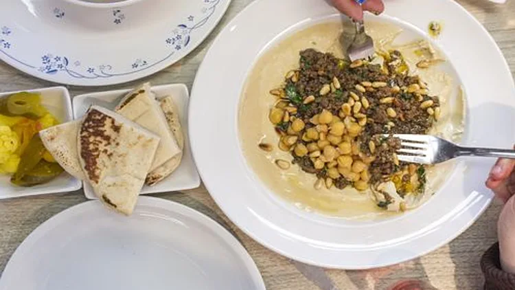 חומוס עם בשר