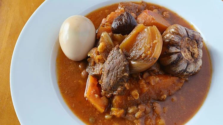 התבשיל החורפי המושלם: חמין שחום ועסיסי של שי לי ליפא