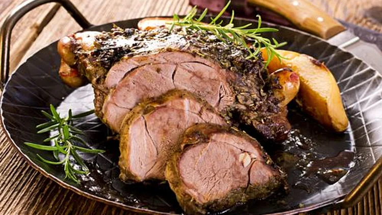 צלעות טלה על תבשיל ירקות ודובדבנים