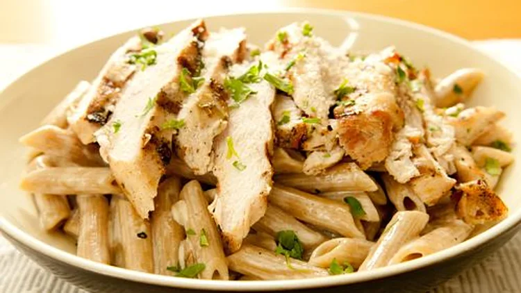 פסטה עם עוף, שרי וצמחי תבלין