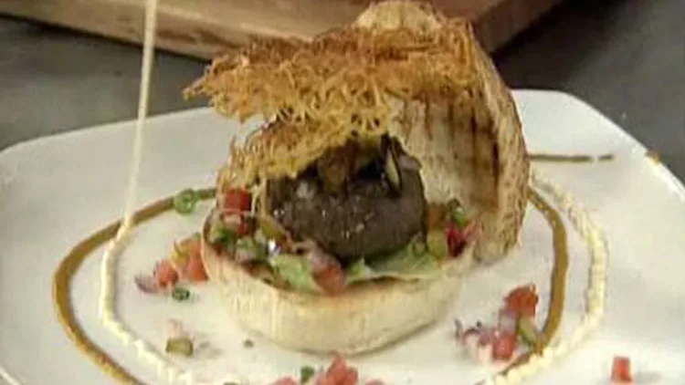 המבורגר בלחמניה וצ`יפס מסולסל