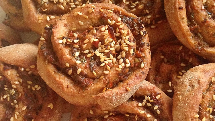 שבלולי שמרים במילוי זיתים, רוקט ועגבניות | רשת 13