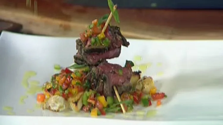 שיפודי רוסטביף וירקות על ברוסקטה